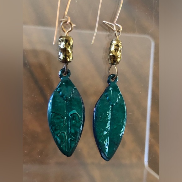 NWOT green closed lock french wire  dimensional leaf earrings - Picture 7 of 12